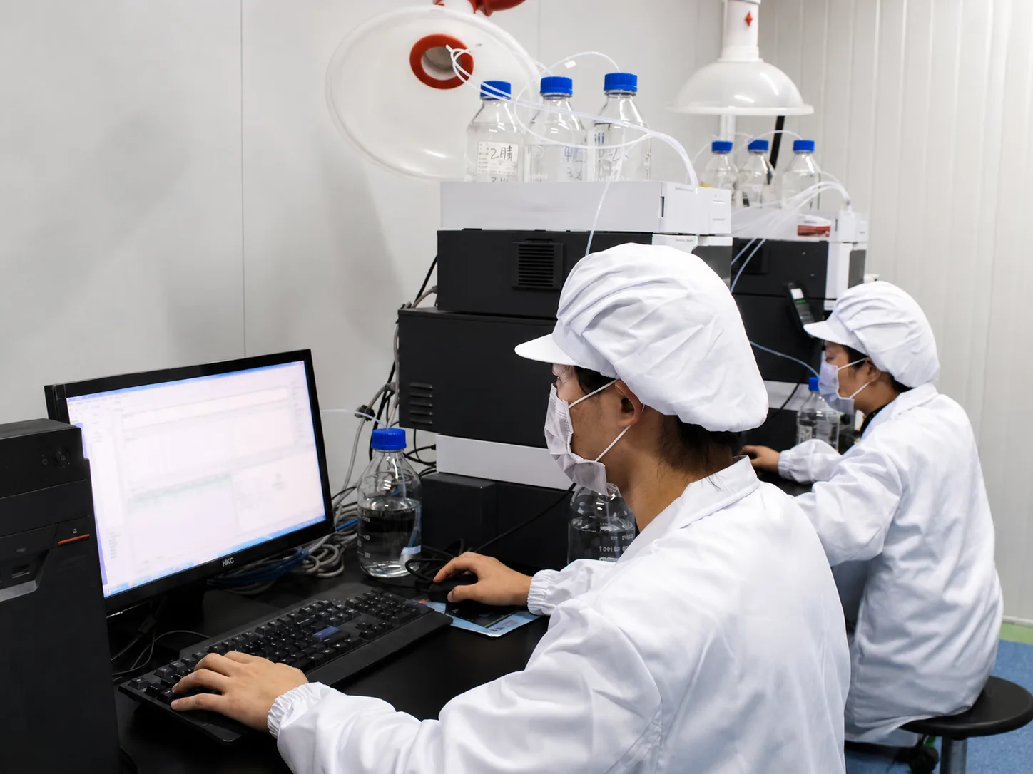 Xianyitang QA/QC staff operating HPLC chromatography equipment in the in-house laboratory