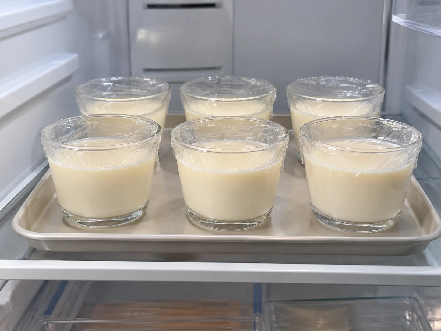 小玻璃杯奶液蓋好放雪櫃冷藏凝固