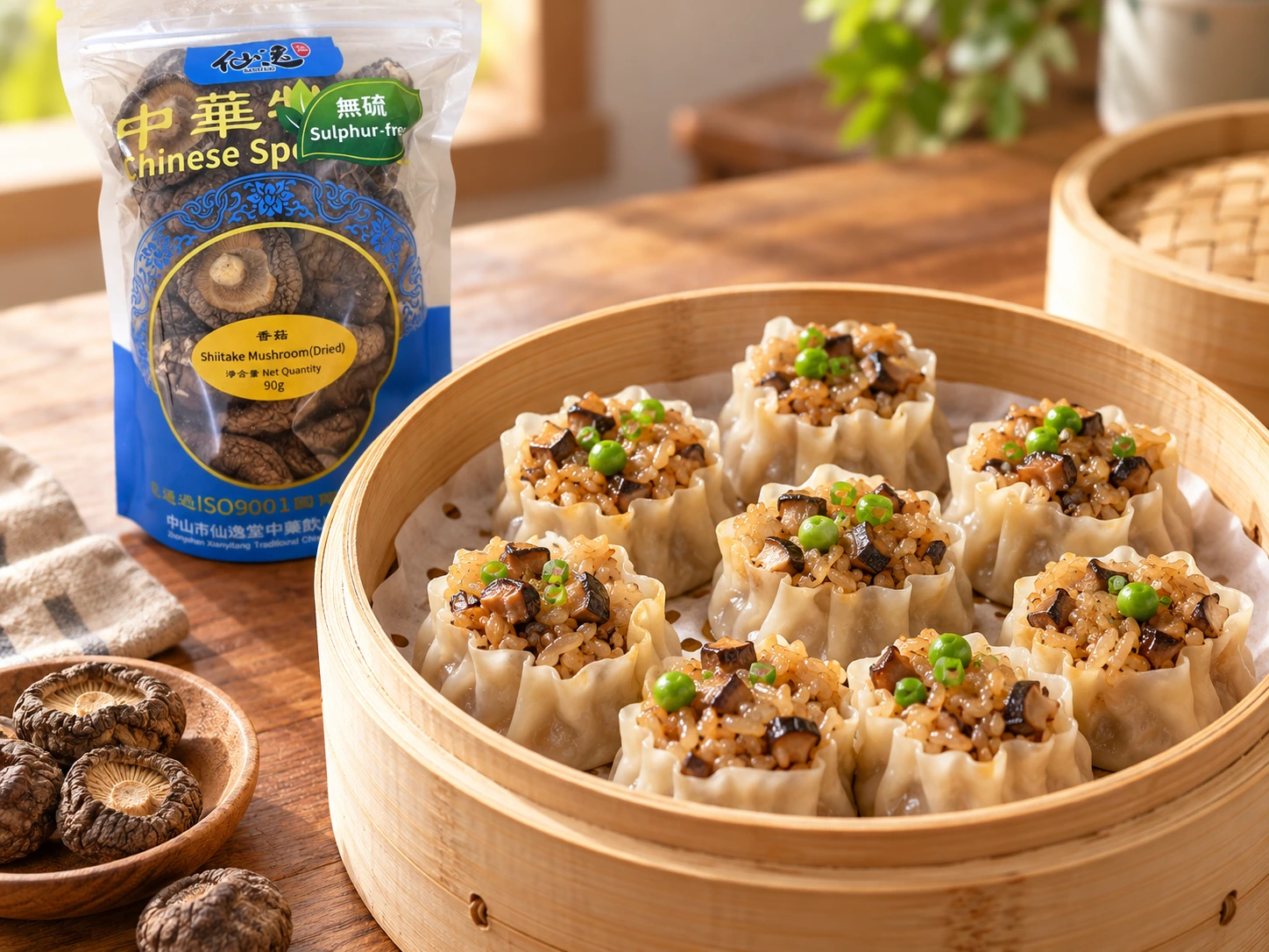 開口糯米燒賣露出熟香菇丁、豌豆及糯米餡